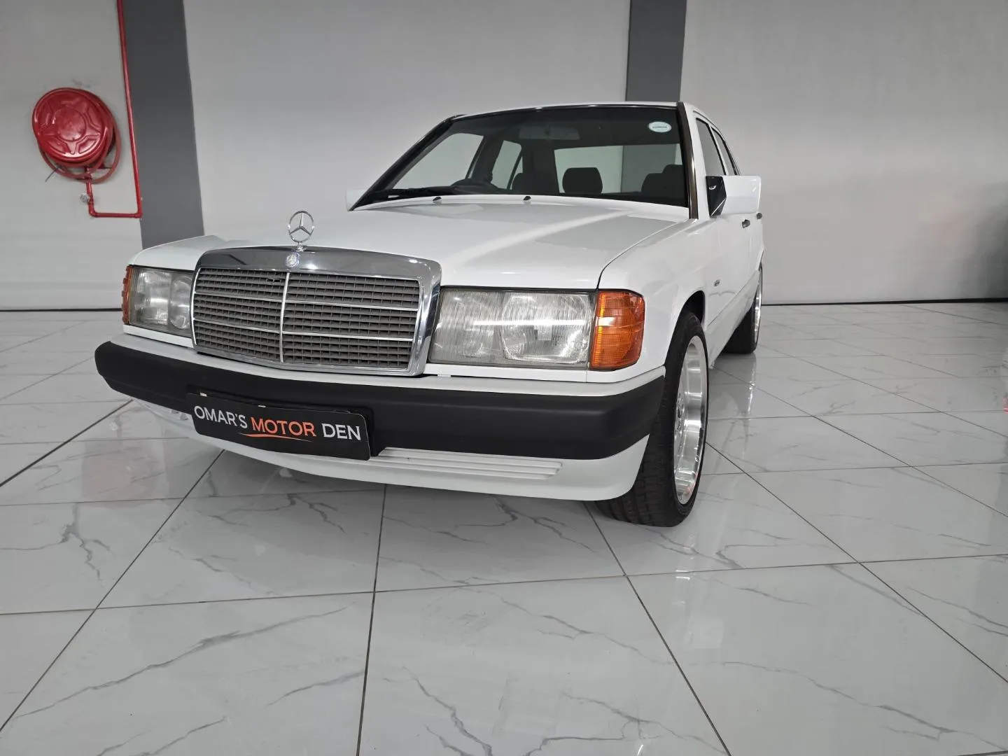 1993 Mercedes-Benz 190 E 2.0 L Auto, photo 1 of 9