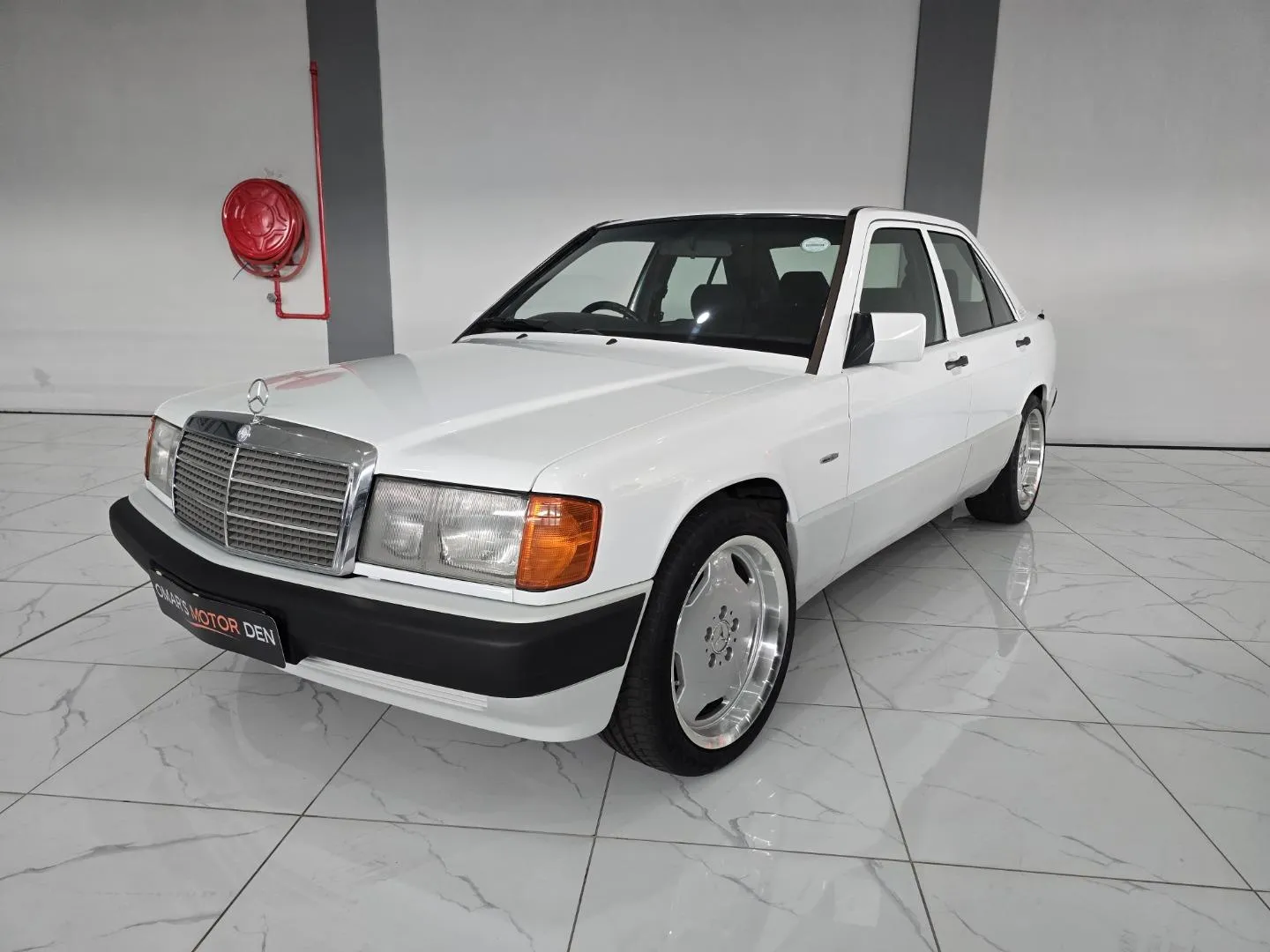 1993 Mercedes-Benz 190 E 2.0 L Auto, photo 2 of 9