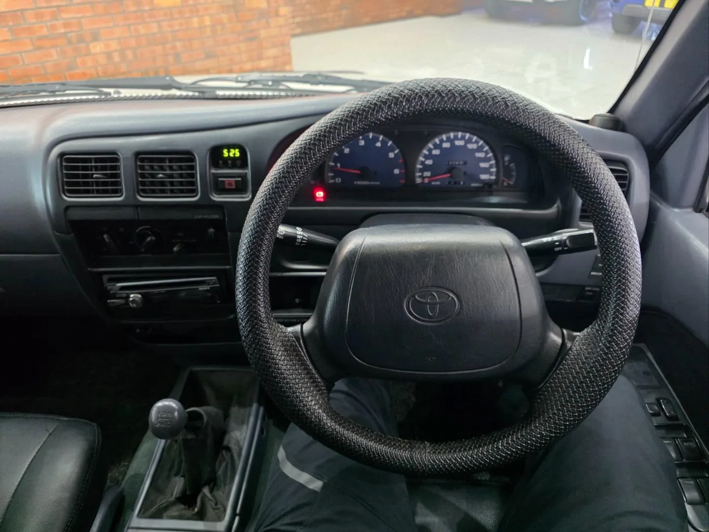 2001 Toyota Hilux 2700i Raider, photo 6 of 8