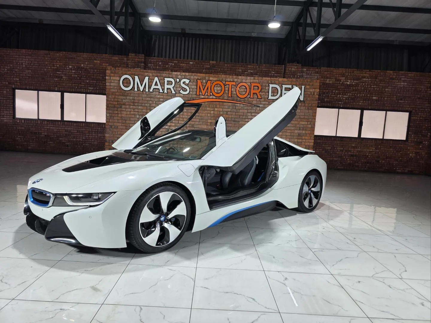 2015 BMW i8 eDrive Coupe, photo 2 of 5