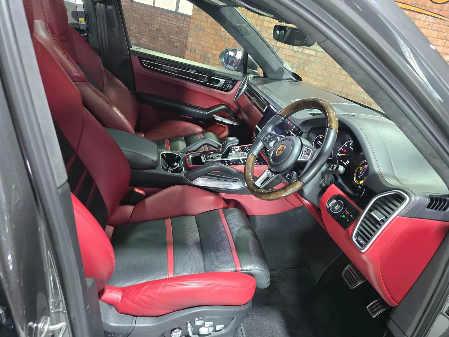 2019 Porsche Cayenne Turbo S e-hybrid Coupe, photo 7 of 8
