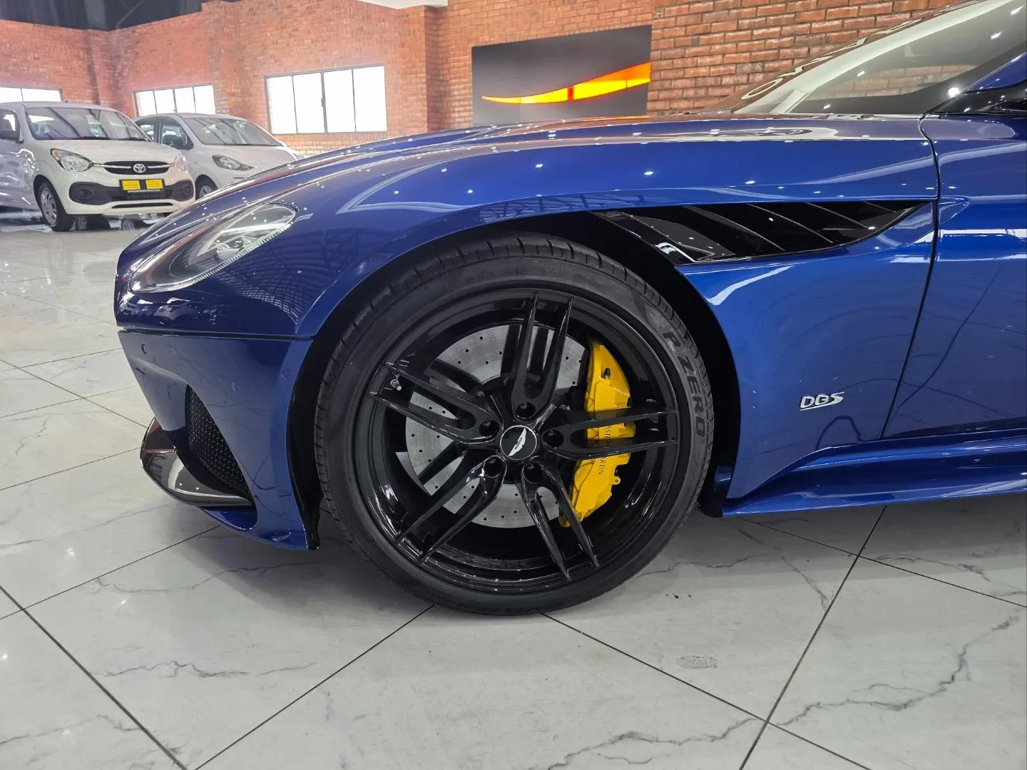 2023 Aston Martin DBS V12, photo 4 of 7