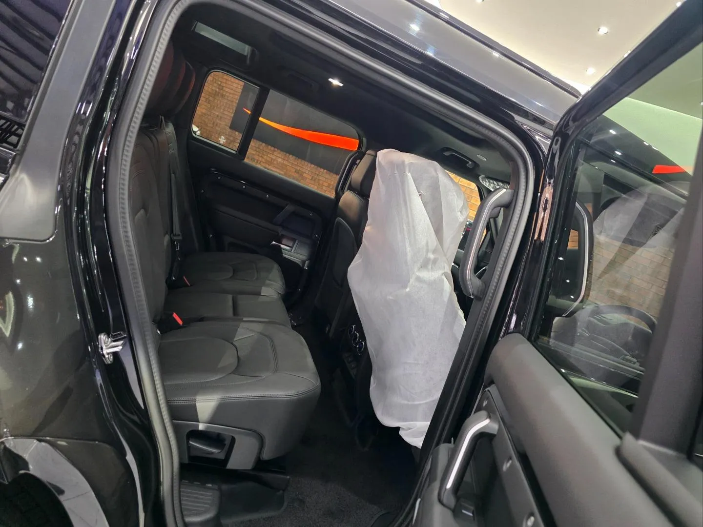 2025 Land Rover Defender 110 D350 X-Dynamic HSE, photo 8 of 9