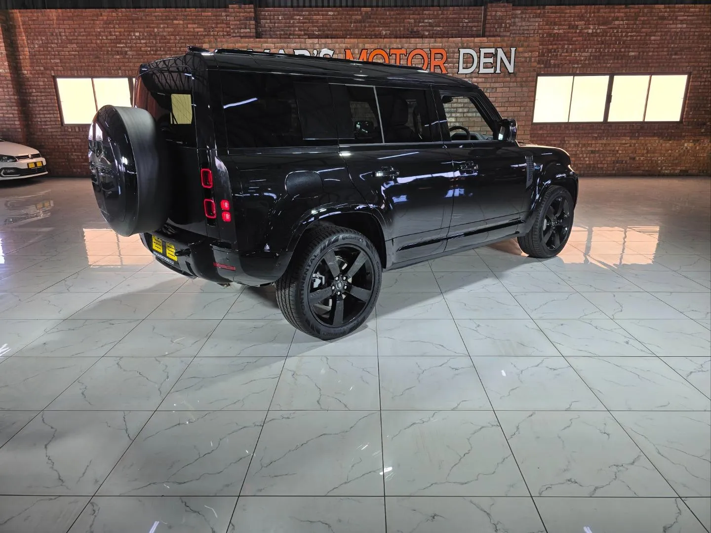 2025 Land Rover Defender 110 D350 X-Dynamic HSE, photo 4 of 6