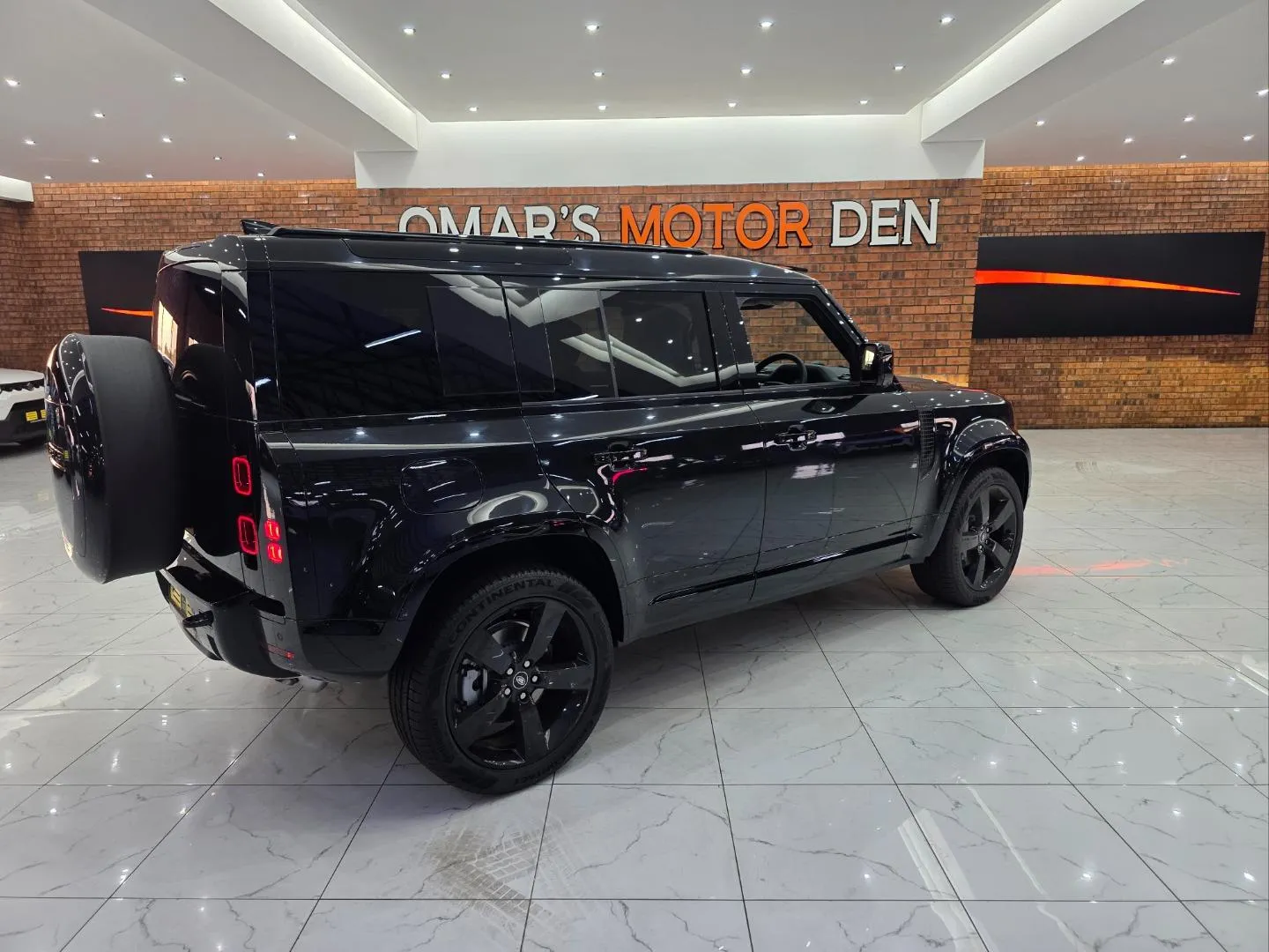 2025 Land Rover Defender 110 D350 X-Dynamic HSE, photo 4 of 6