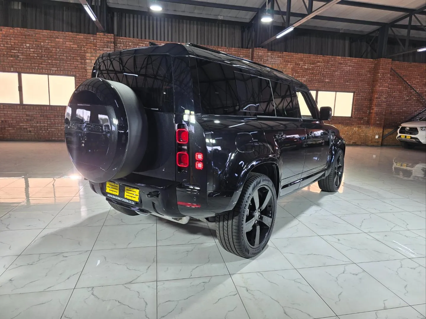 2025 Land Rover Defender 110 D350 X-Dynamic HSE, photo 5 of 6