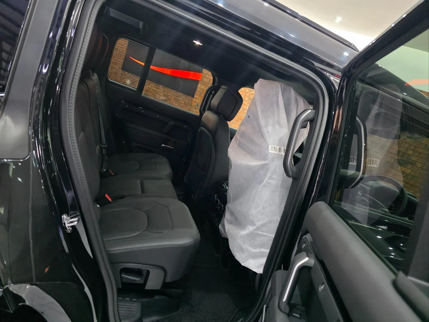 2025 Land Rover Defender 110 D350 X-Dynamic HSE, photo 5 of 6