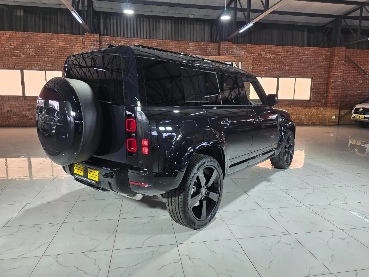 2025 Land Rover Defender 110 D350 X-Dynamic HSE, photo 6 of 6