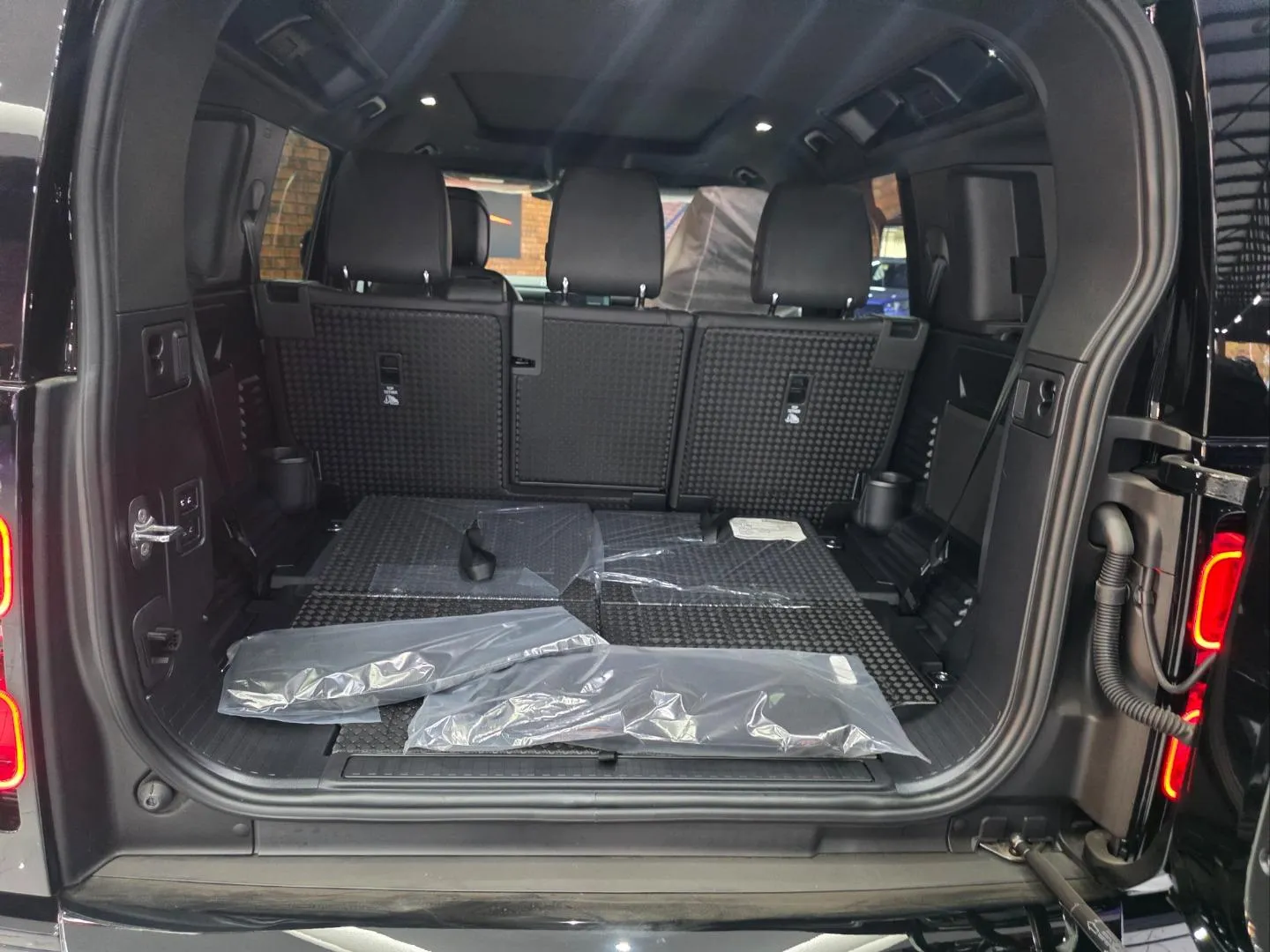 2025 Land Rover Defender 110 D350 X-Dynamic HSE, photo 7 of 7