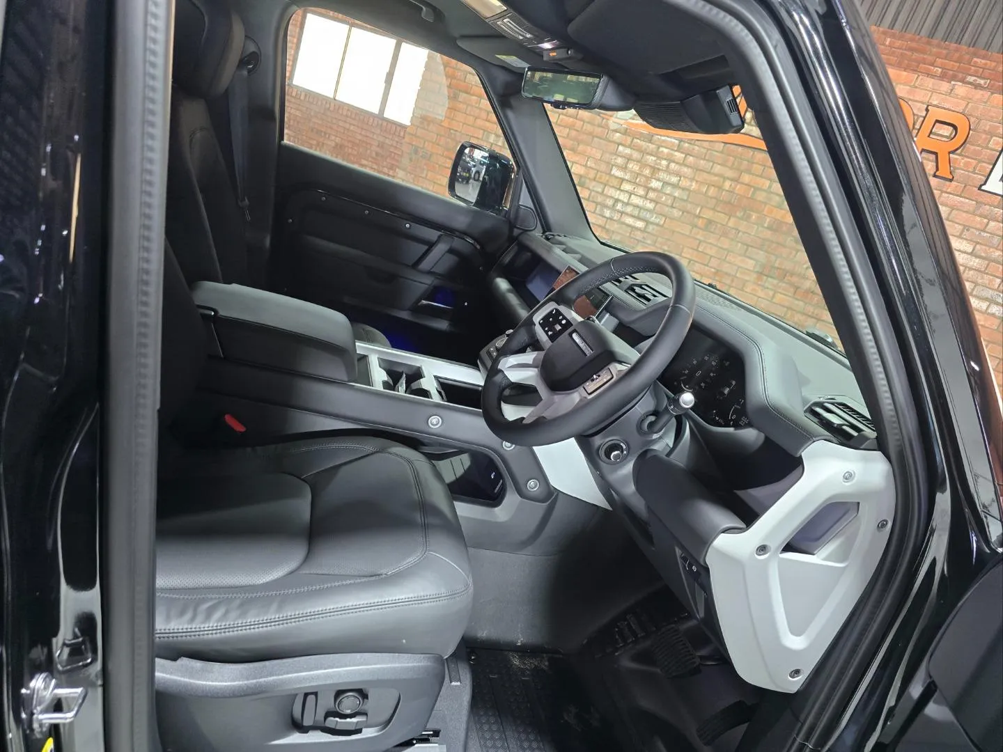 2025 Land Rover Defender 110 D350 X-Dynamic HSE, photo 7 of 7