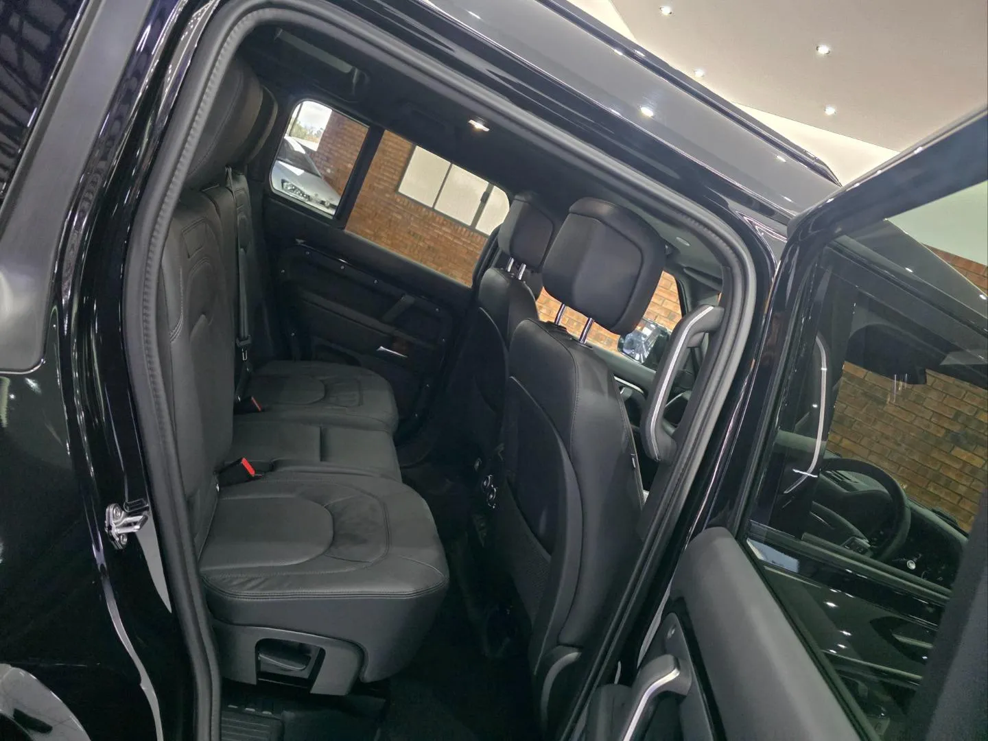 2025 Land Rover Defender 130 D350 X-Dynamic HSE, photo 6 of 6