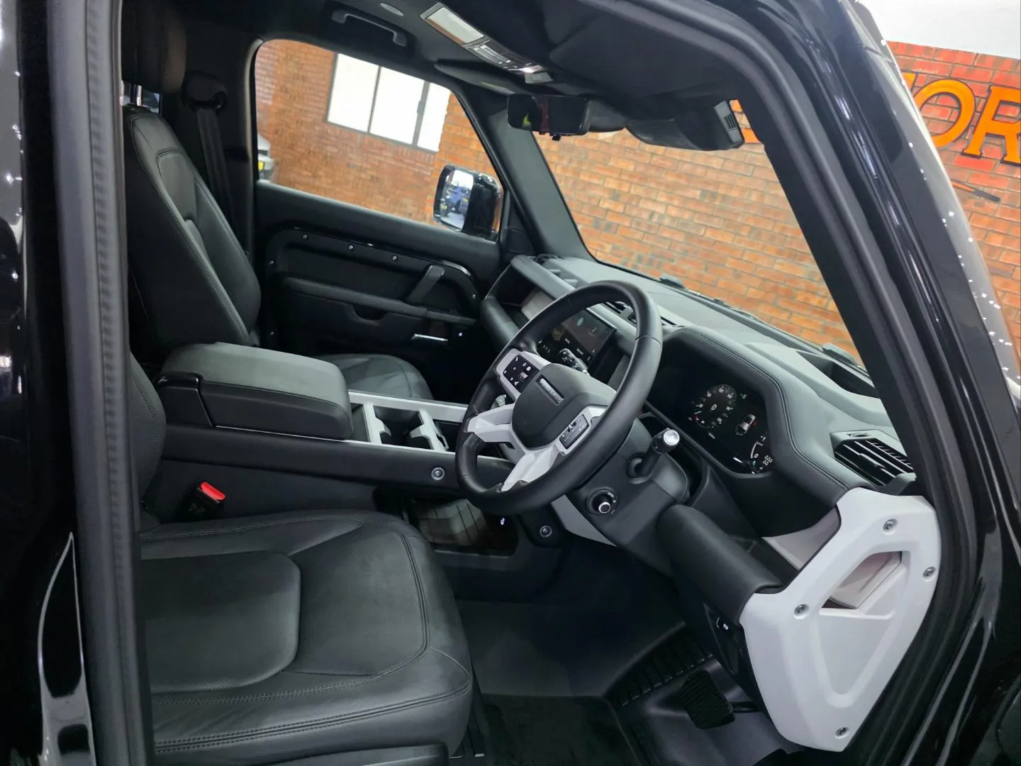 2025 Land Rover Defender 130 D350 X-Dynamic HSE, photo 7 of 7