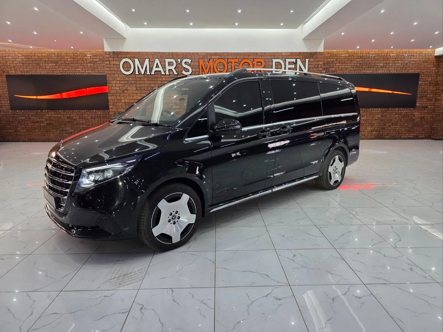 2025 Mercedes-Benz V-Class V300d Exclusive, photo 1 of 5