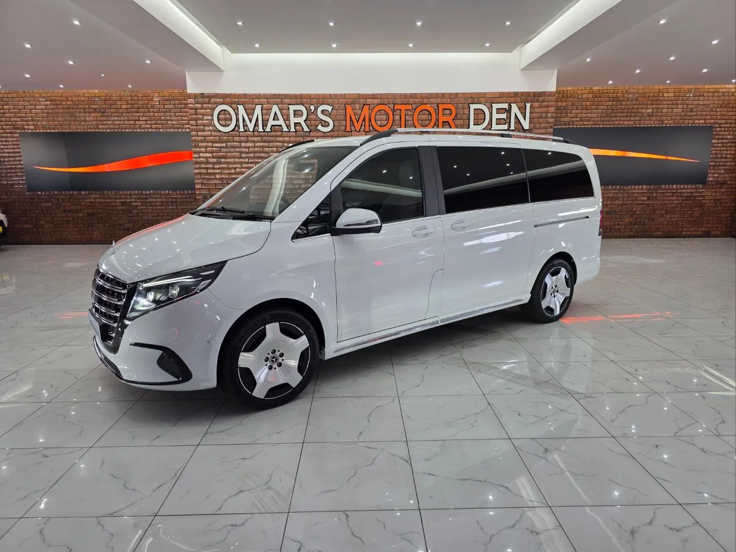 2025 Mercedes-Benz V-Class V300d Exclusive, photo 1 of 7