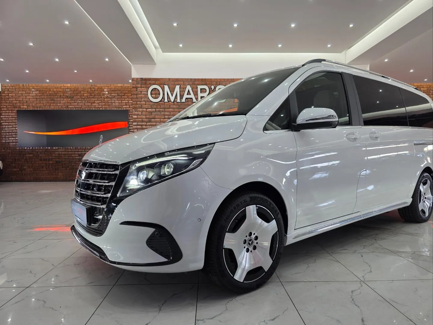 2025 Mercedes-Benz V-Class V300d Exclusive, photo 2 of 7