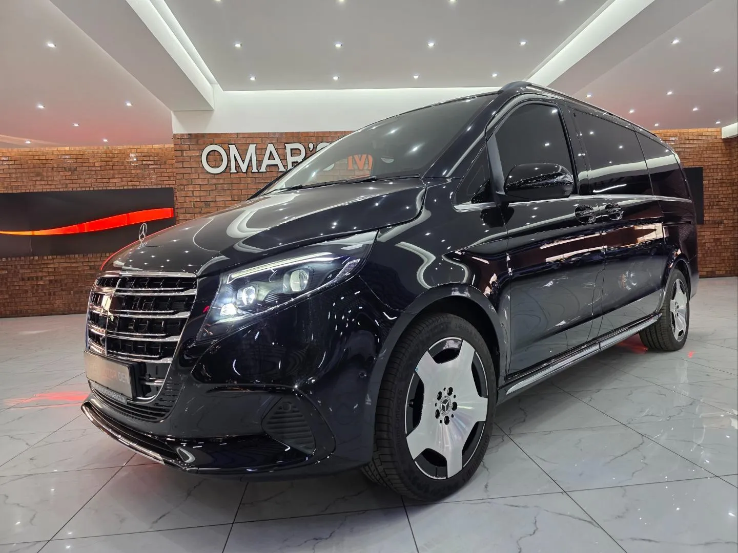 2025 Mercedes-Benz V-Class V300d Exclusive, photo 3 of 5