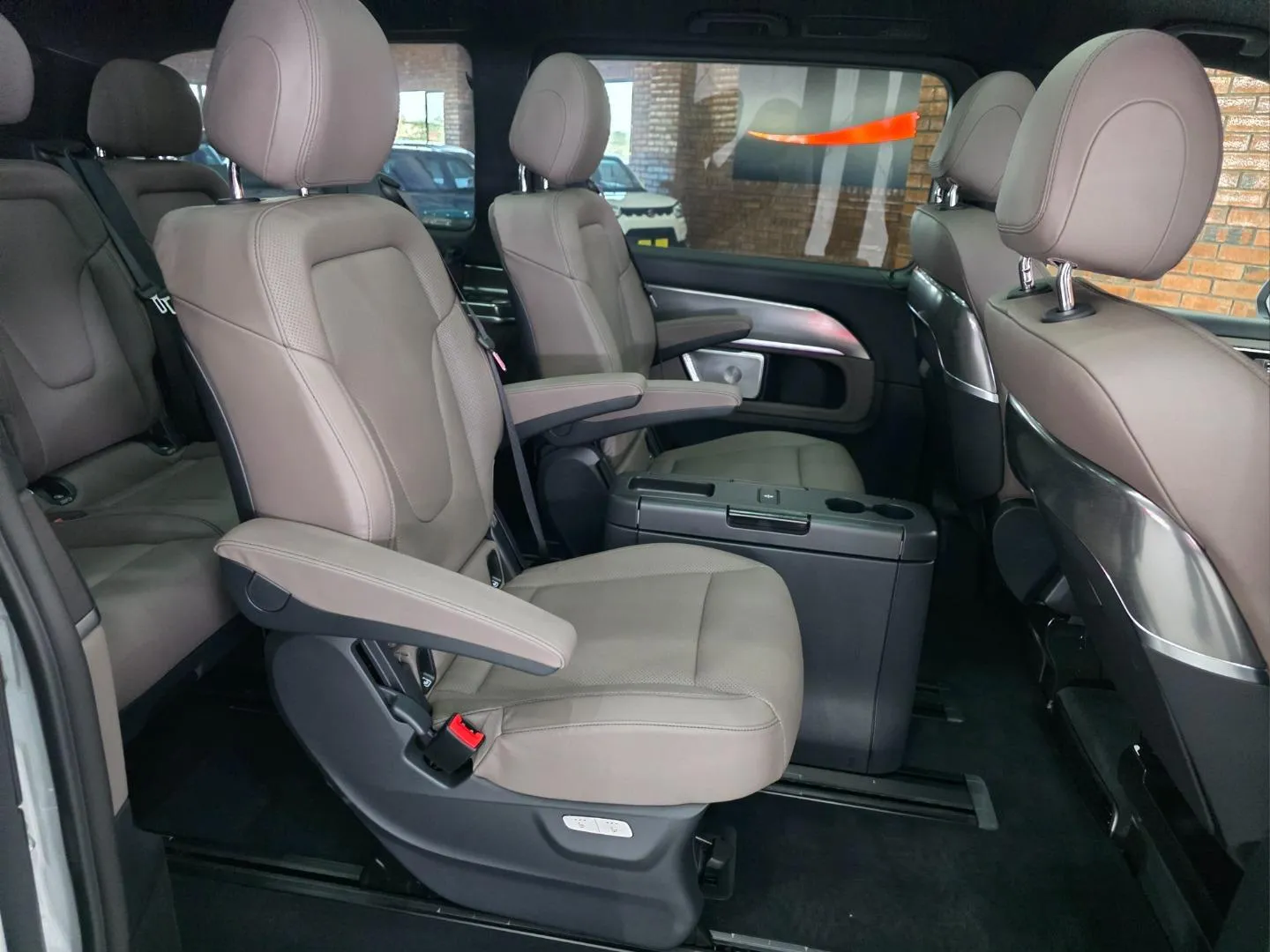 2025 Mercedes-Benz V-Class V300d Exclusive, photo 7 of 7