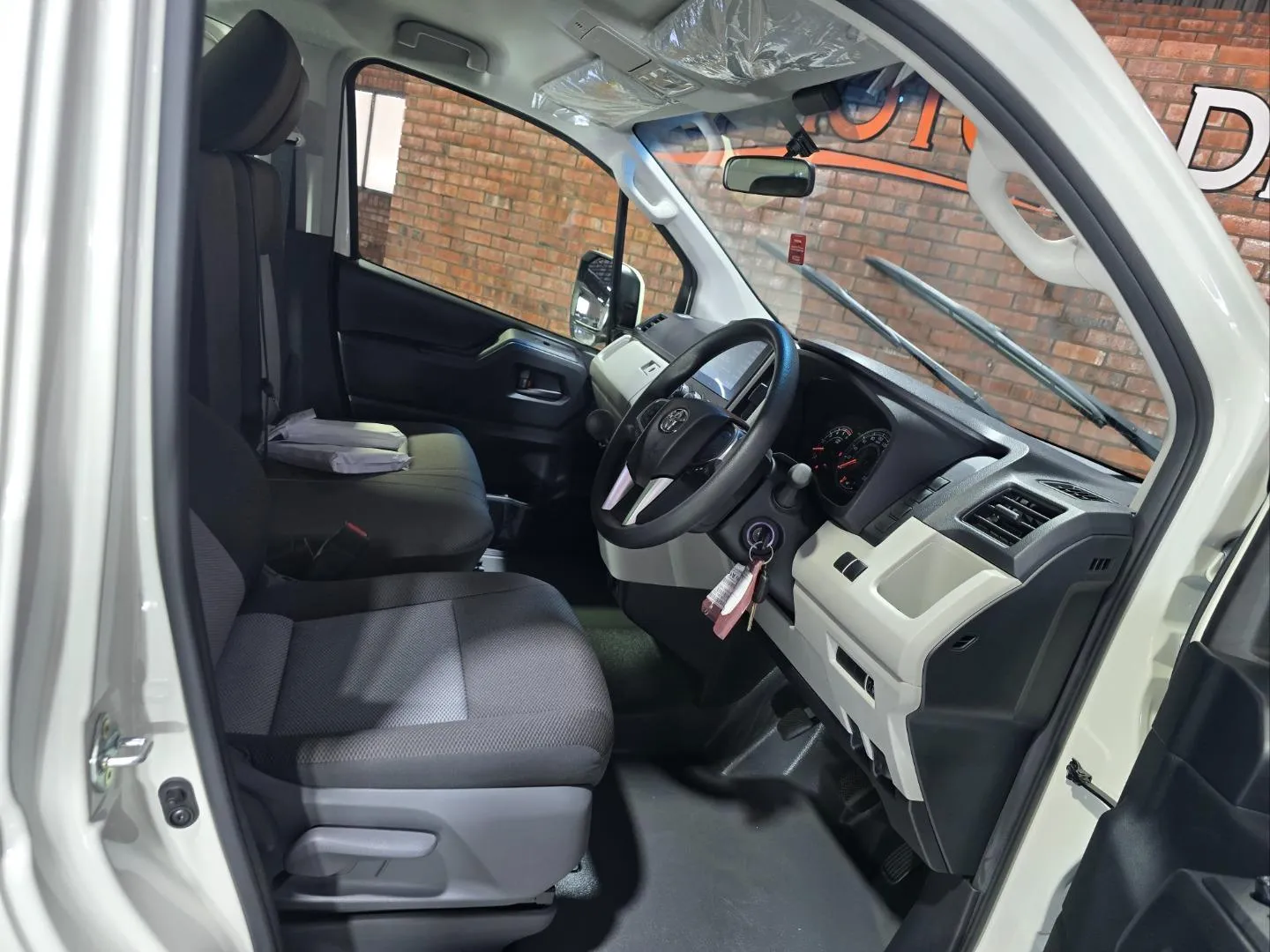 2025 Toyota Quantum 2.8 LWB Panel Van, photo 5 of 5