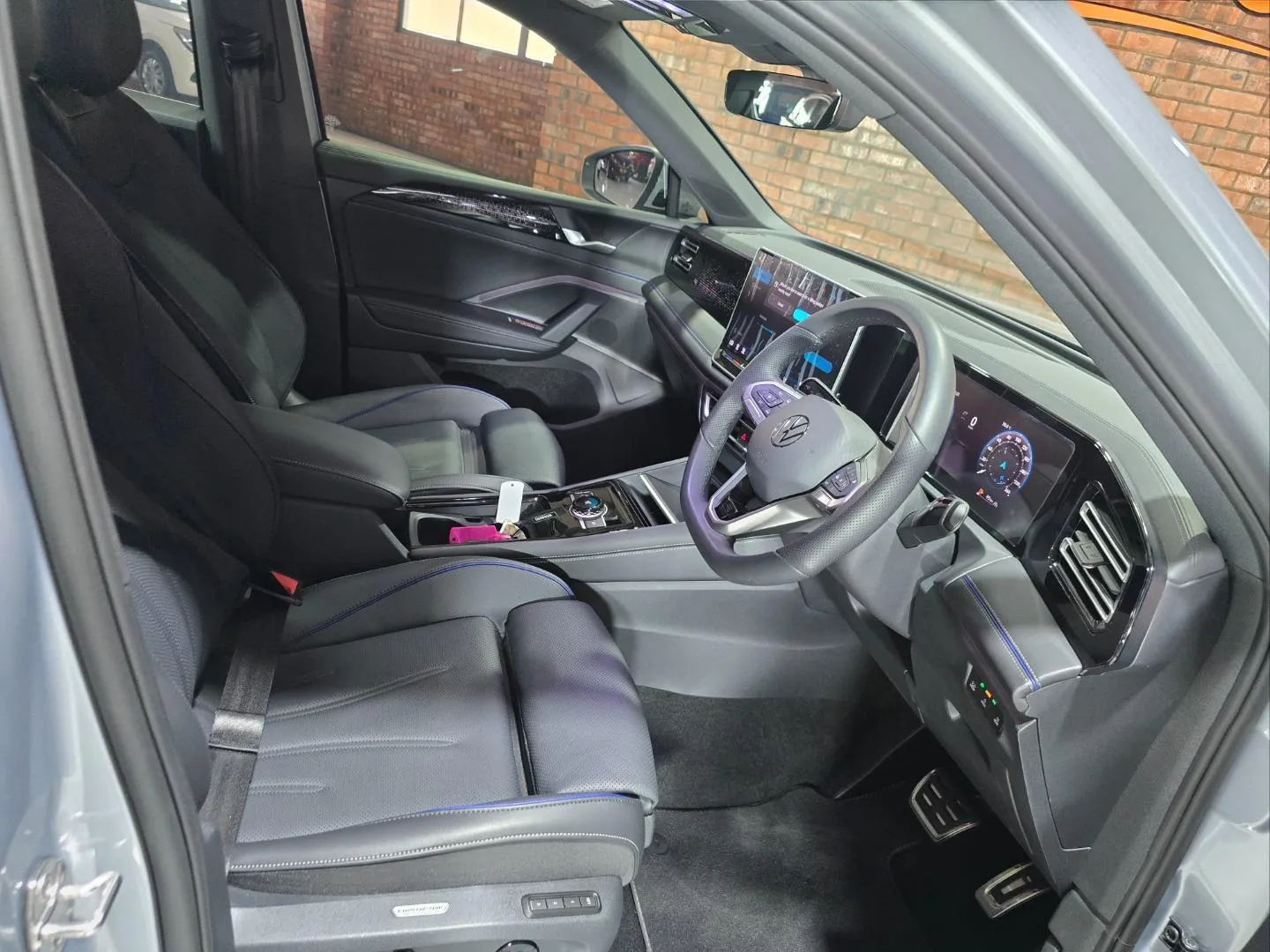 2025 Volkswagen Tiguan 2.0TDI R-Line 4Motion, photo 6 of 7