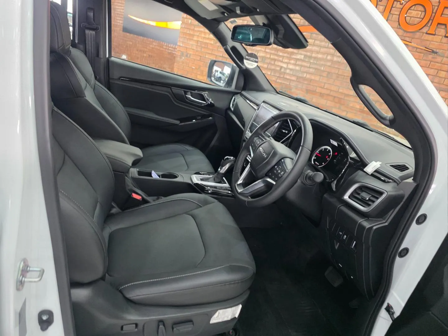 2026 Isuzu D-Max 3.0TD Double Cab V-Cross, photo 6 of 6