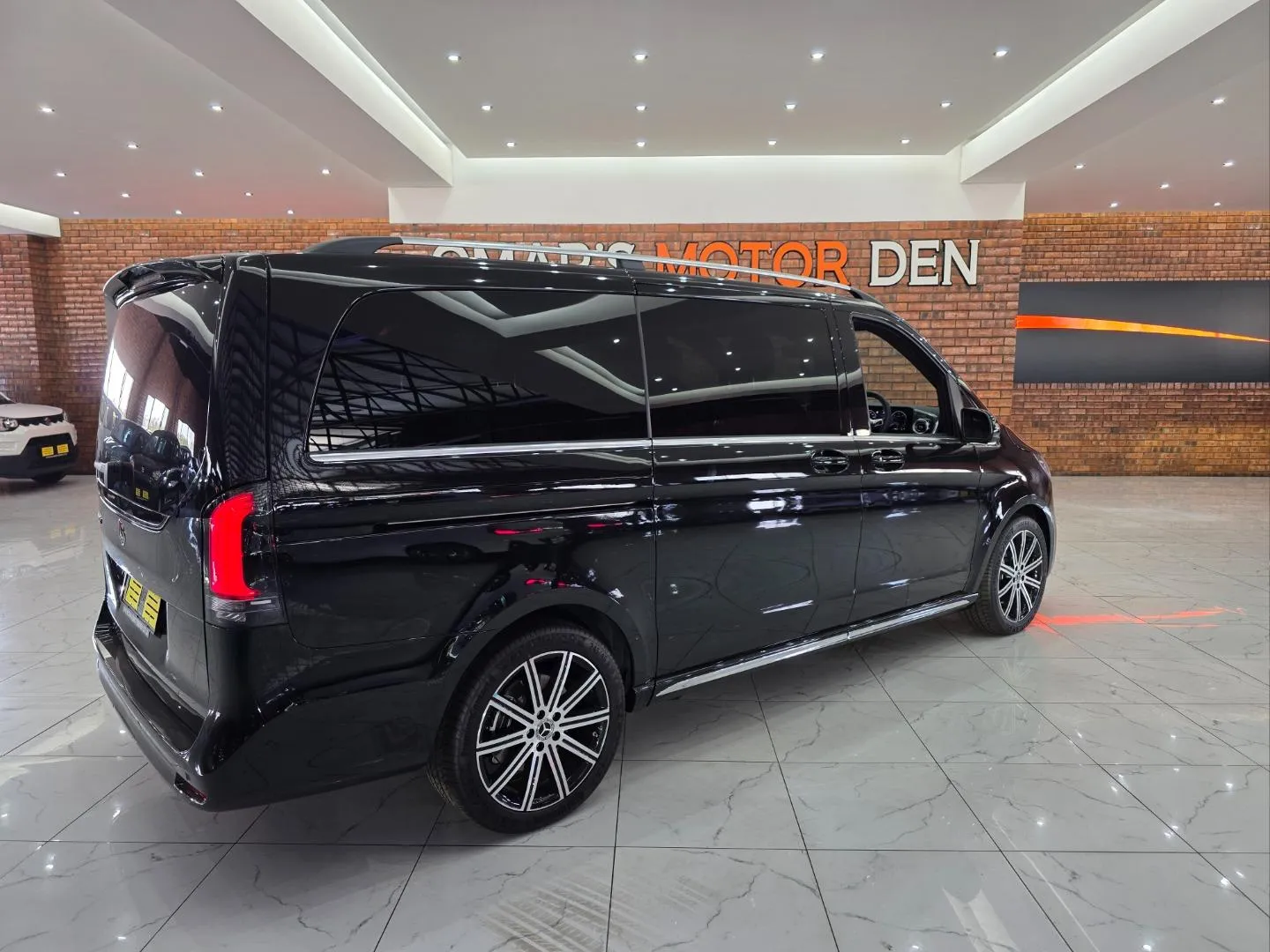 2026 Mercedes-Benz V-Class V300d Exclusive, photo 4 of 6