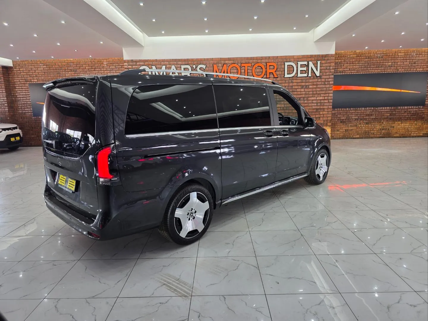 2026 Mercedes-Benz V-Class V300d Exclusive, photo 5 of 5