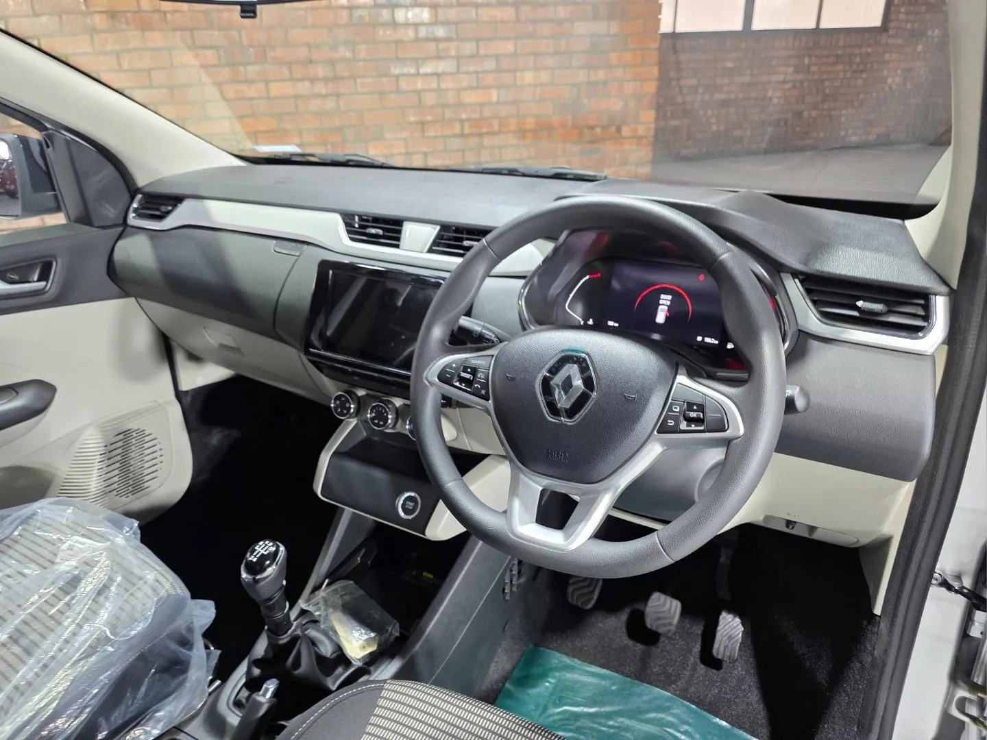 2026 Renault Triber 1.0 Intens, photo 4 of 5