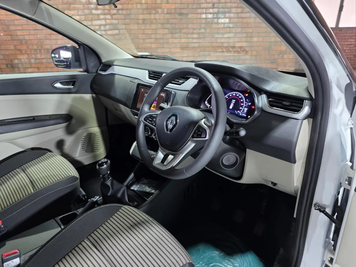 2026 Renault Triber 1.0 Intens, photo 6 of 6