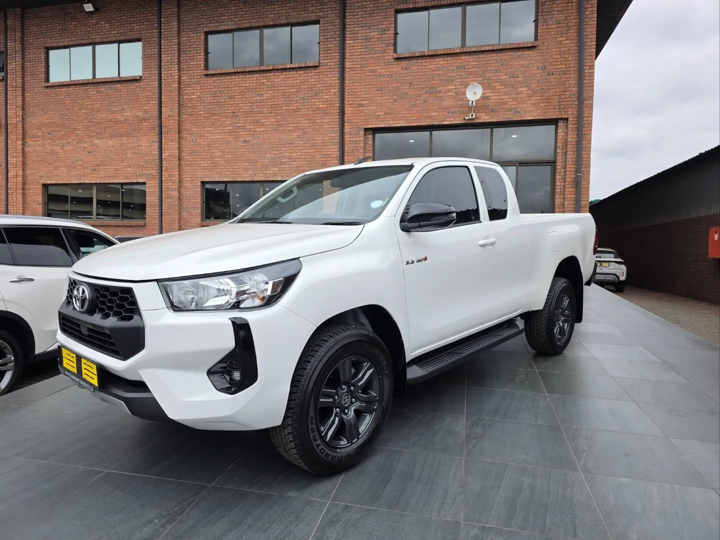 2026 Toyota Hilux 2.4GD-6 Xtra Cab Raider Manual, photo 2 of 6