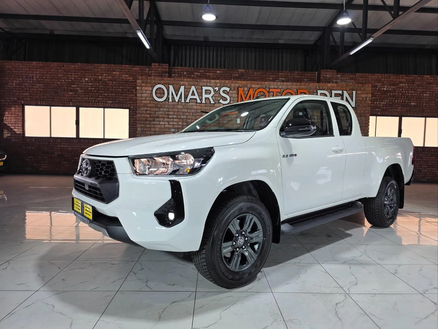 2026 Toyota Hilux 2.4GD-6 Xtra Cab Raider Manual, photo 2 of 5
