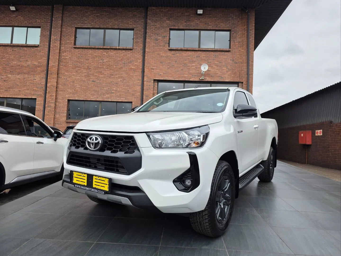 2026 Toyota Hilux 2.4GD-6 Xtra Cab Raider Manual, photo 4 of 6