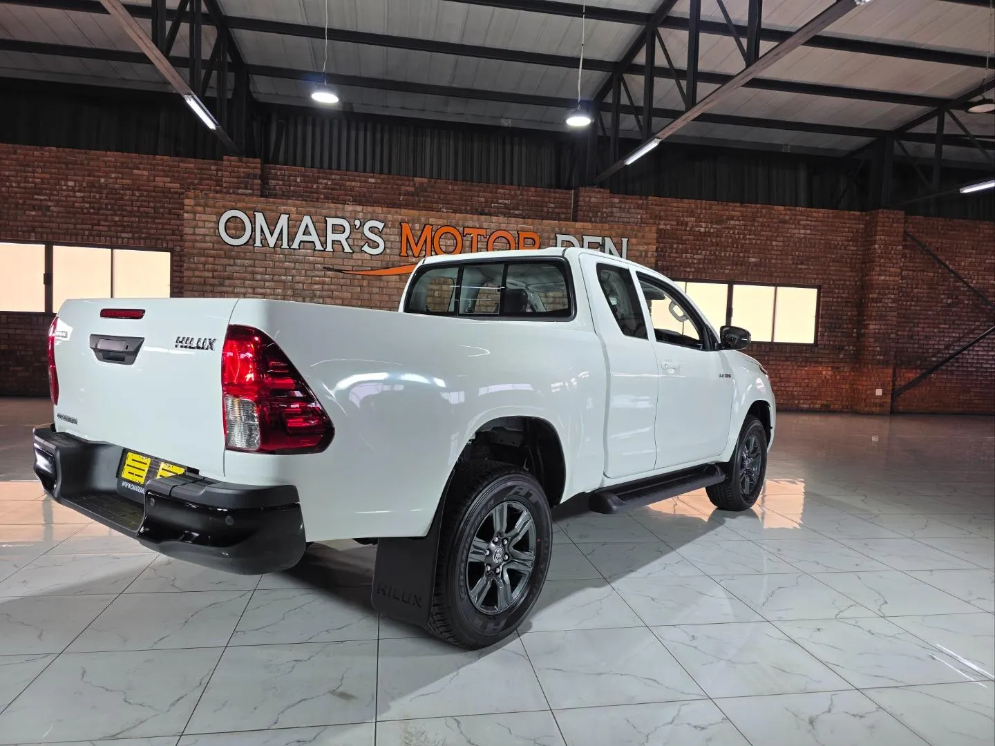 2026 Toyota Hilux 2.4GD-6 Xtra Cab Raider Manual, photo 4 of 5
