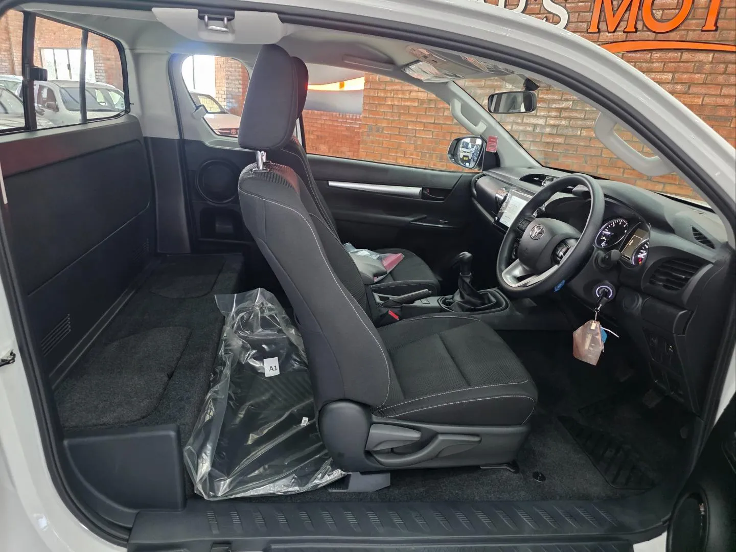 2026 Toyota Hilux 2.4GD-6 Xtra Cab Raider Manual, photo 6 of 6