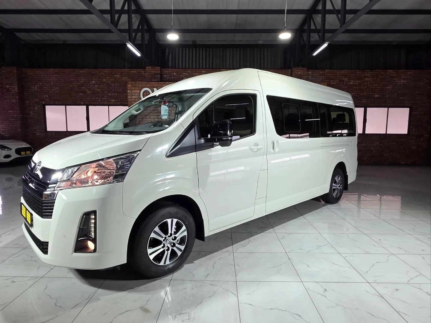 2026 Toyota Quantum 2.8 SLWB Bus 14-Seater GL Auto, photo 2 of 6