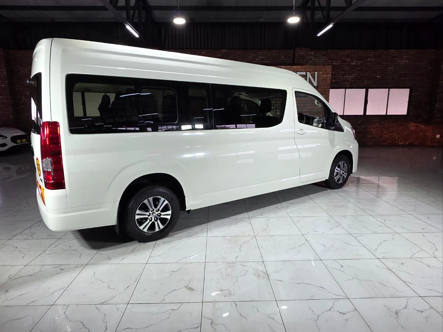 2026 Toyota Quantum 2.8 SLWB Bus 14-Seater GL Auto, photo 5 of 6